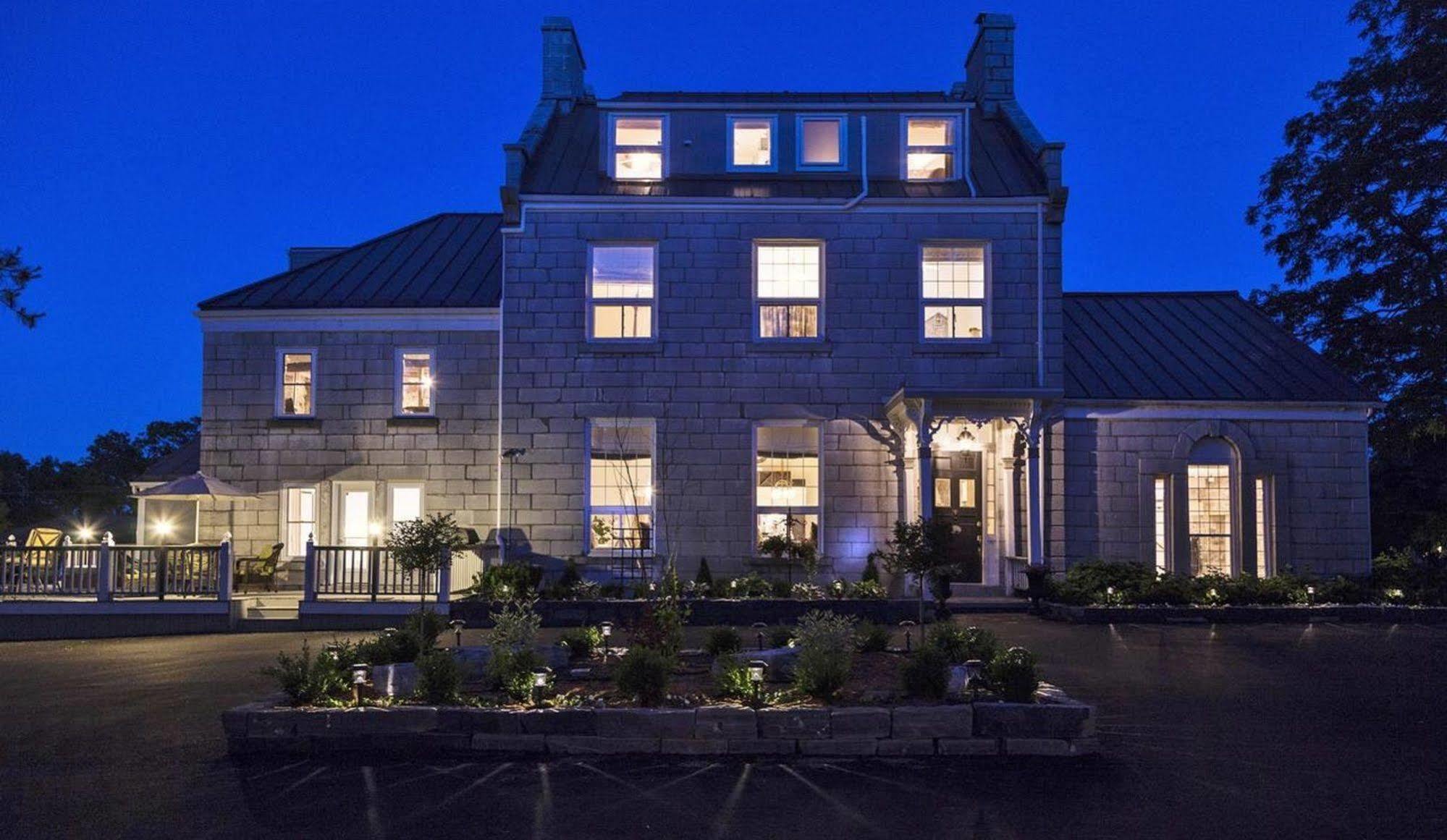 All Suites Whitney Manor Kingston Exterior photo
